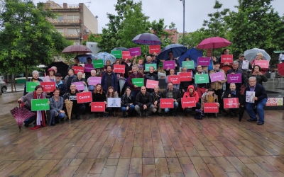 Foto de família a la Plaça del Pi amb els assistents al tancament de campanya | Pau Duran